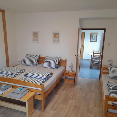 Hrncirna Appartement Kněževes Buitenkant foto